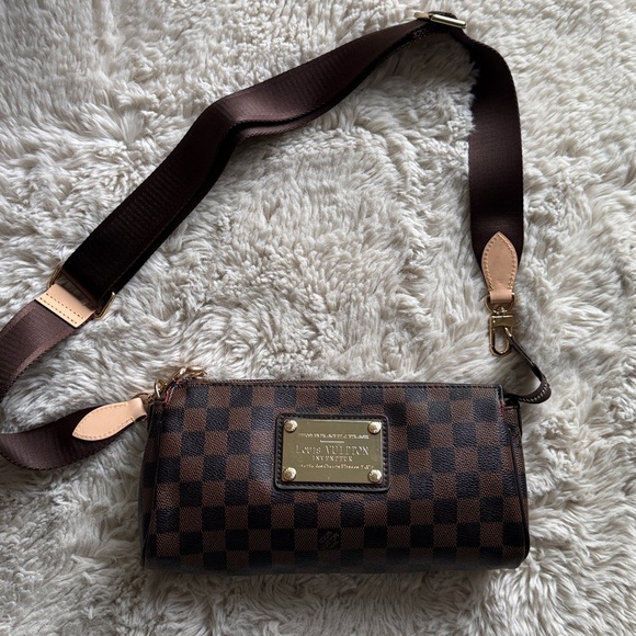 FAKE LV crossbody free shipping ( looks real ) - Picture 15 of 16